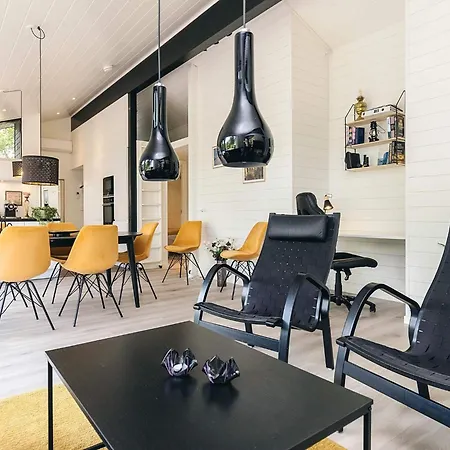 7 Person In Albaek-by Traum