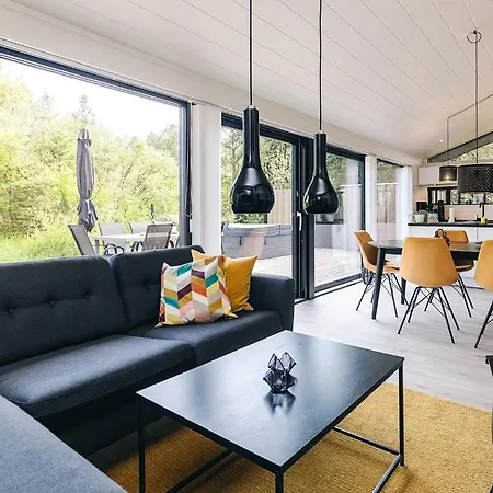 7 Person In Albaek-by Traum
